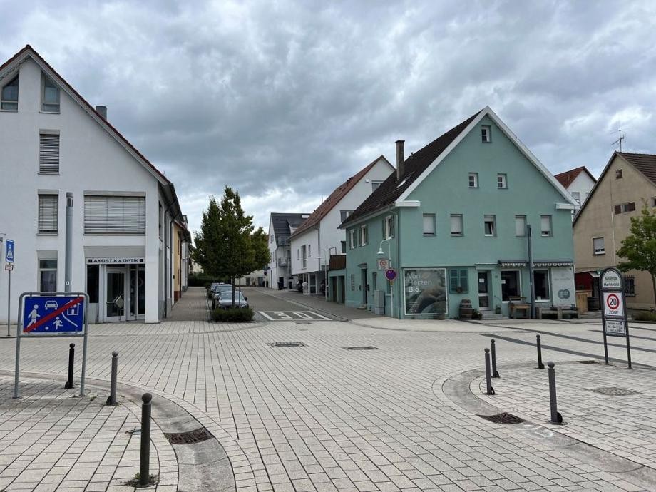 Einmündung Kirchstraße in Flachter Straße Blick auf den Verkehrsberuhigten Bereich Einmündung Kirchstraße in die Flachter Straße mit Häusern und parkenden Autos.