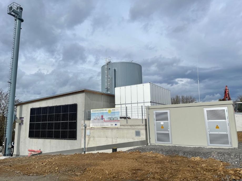 Heizzentrale Blick auf die Heizzentrale mit Turm.