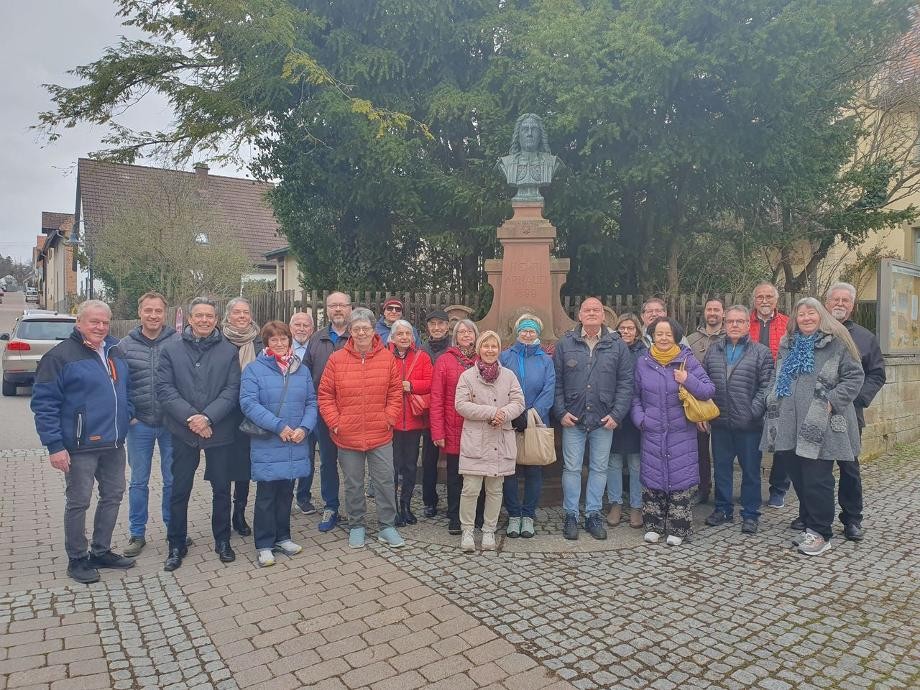 Waldenserforum 2026 Gruppenbild vor dem Henri-Arnaud-Brunnen in Perouse.