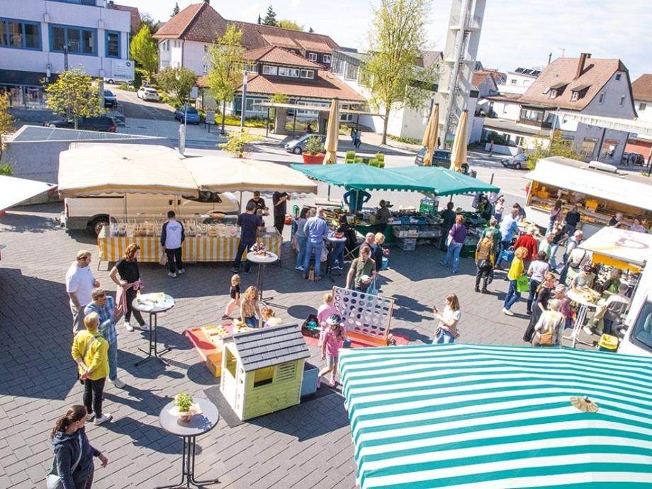 Kleines Marktfest Blick von oben auf viele Marktstände und Personen beim Kleinen Marktfest am Neuen Rathaus.