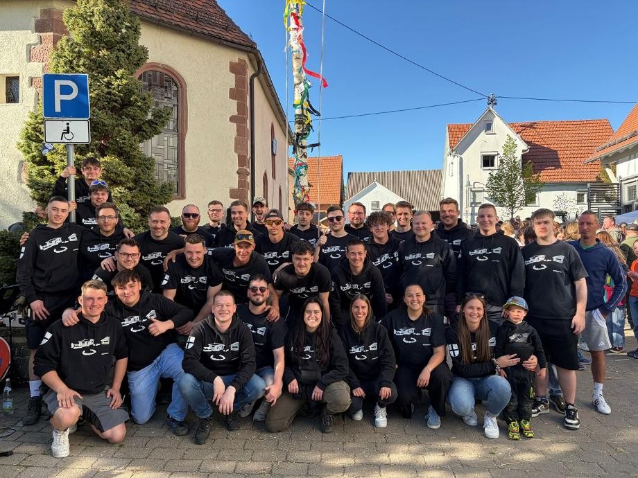 Maibaum-Perouse-Bauwagen-Team-2026 Hier ist Hier ist das Bauwagenteam Perouse nach ihrem erfolgreichen Einsatz am 30. April zu sehen.