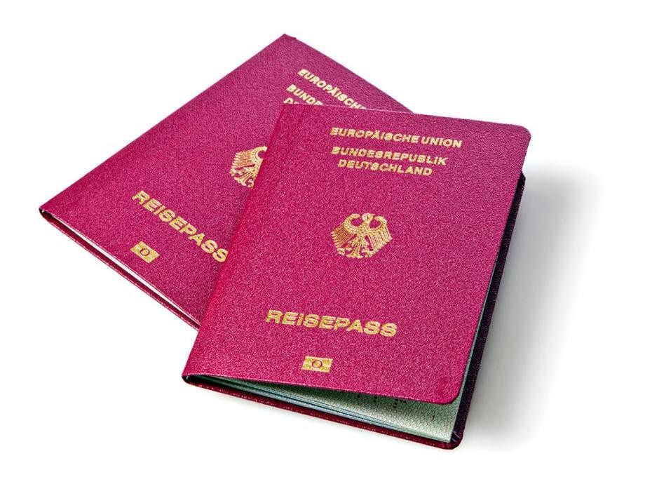 Reisepass Zwei rote deutsche Reisepässe mit goldenem Bundesadler und der Aufschrift Europäische Union Bundesrepublik Deutschland Reisepass.