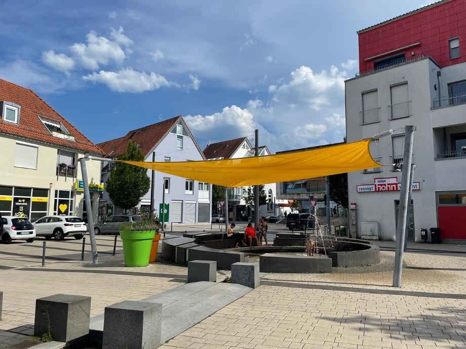 Neues Sonnensegel auf dem Marktplatz Hier ist das neue Sonnensegel auf dem Marktplatz in Rutesheim zu sehen.