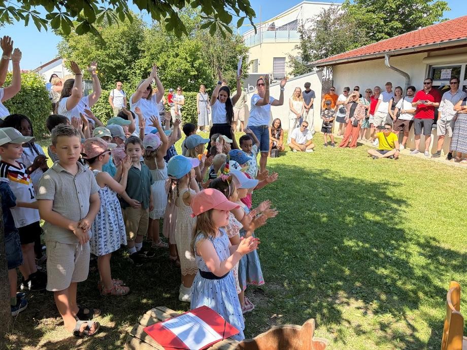 Gruppenfoto mit den Kindern des Kiga Mieminger Weg zum 25. Jubiläum-Kita MW Hier ist das Gruppenfoto mit den Kindern des Kindergarten Mieminger Weg zum 25. Jubiläum zu sehen.