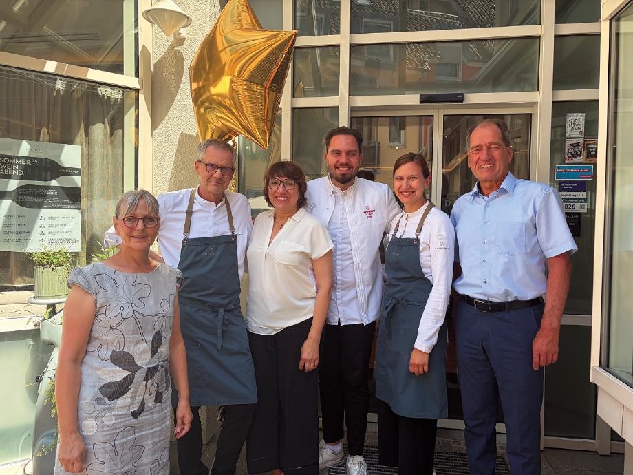 Gruppenfoto vom Team Das Philippin mit EB Killinger und Wifö Erika Haak Hier ist das Team von Das Philipin mit Erster Beigeordneter Martin Killinger und Wirtschaftsförderin Erika Haak zu sehen.