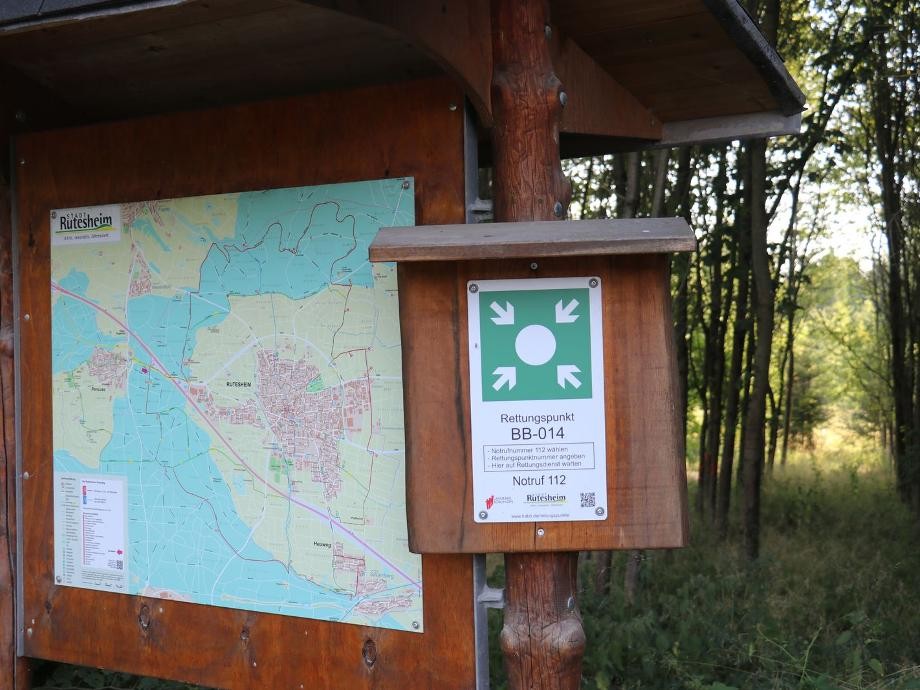 Rettungspunkte-Tafel im Rutesheimer Wald Hier ist eine der vielen Rettungspunkte-Tafeln im Rutesheimer Wald zu sehen.