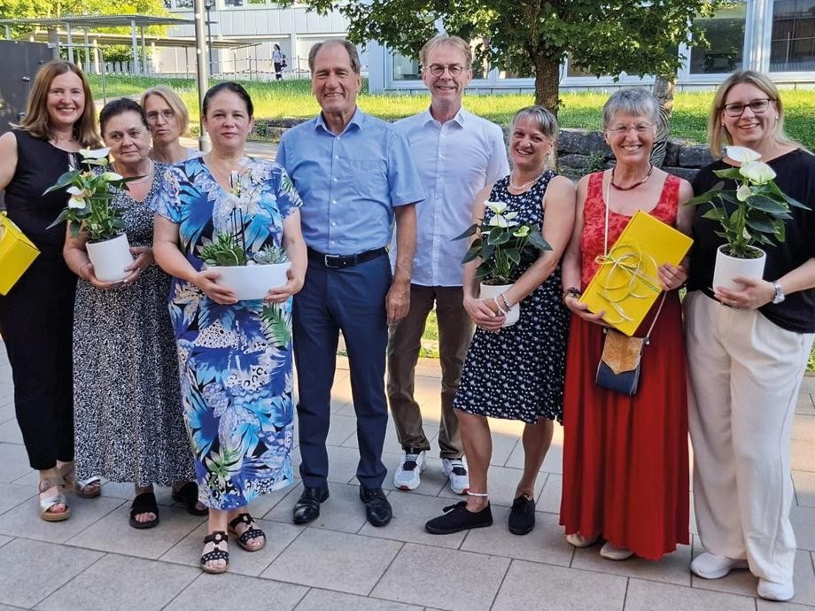 Gruppenfoto Mensateam beim Kochelternabend mit EB Herr Killinger und Schulleiter Herr Schwarz Hier ist das Gruppenfoto vom Mensateam beim Kochelternabend 2026 zusammen mit Erster Beigeordneter Martin Killinger und Schulleiter Jürgen Schwarz zu sehen.
