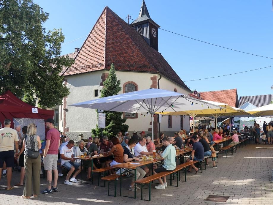 Besucher des Dorffest Perouse 2026 Hier sind die Besucher des Dorffest Perouse 2026 zu sehen.