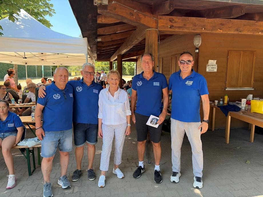 Gruppenfoto bei der Jubiläumsfeier 50 Jahre Griechischer Elternverein Rutesheim Hier ist das Gruppenfoto mit Konstantinos Manikas, Fotioas Tsifotidis, Inge Burst, Erster Beigeordneter Martin Millinger und 1. Vorsitzender Apostolos Giogas (v.l.) zu sehen.