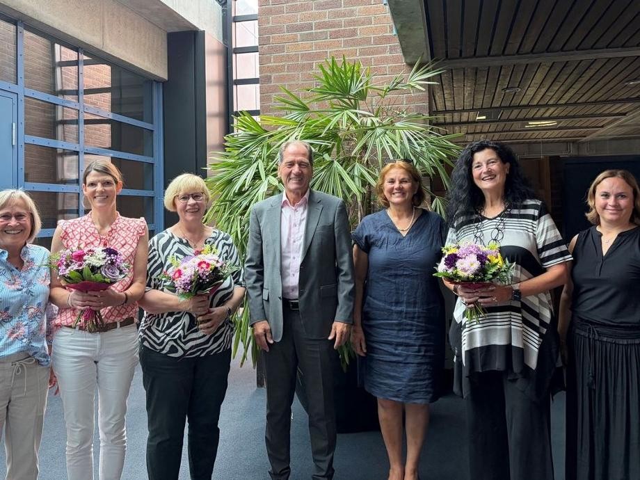 Sprachhilfe Gruppenbild im Rathaus Foto: Annemarie Gunter, Meike Huttenlocher, Elke Kegel, Martin Killinger, Susanne Brodesser, Franziska Schimo-Lott und Debora Widmaier.