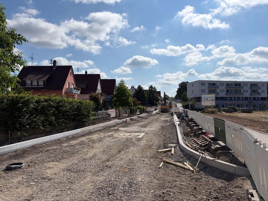 Baumaßnahme Robert-Bosch-Straße Blick auf die ausgegrabene Baustelle Robert-Bosch-Straße.