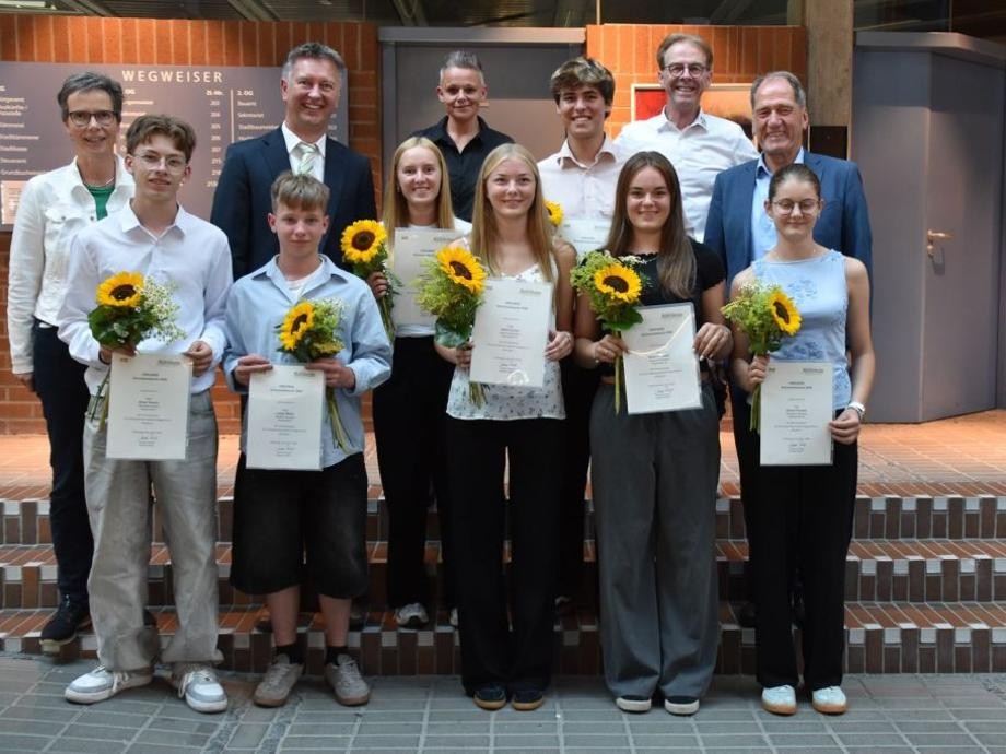 Schulsozialpreis 2026 Gruppenbild im Neuen Rathaus der Preisträger des Schulsozialpreises 2026 mit Lehrern, Bürgermeister Pokrop und Erstem Beigeordneten Killinger.