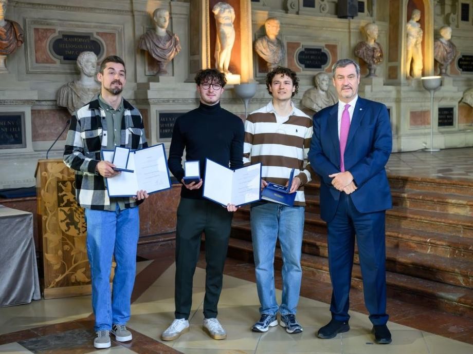 Verleihung Christophorus-Medaille Bayerns Ministerpräsident Dr. Markus Söder mit den drei Preisträgern, die ihre Urkunde und die Medaille in Händen halten, in der Münchner Residenz.