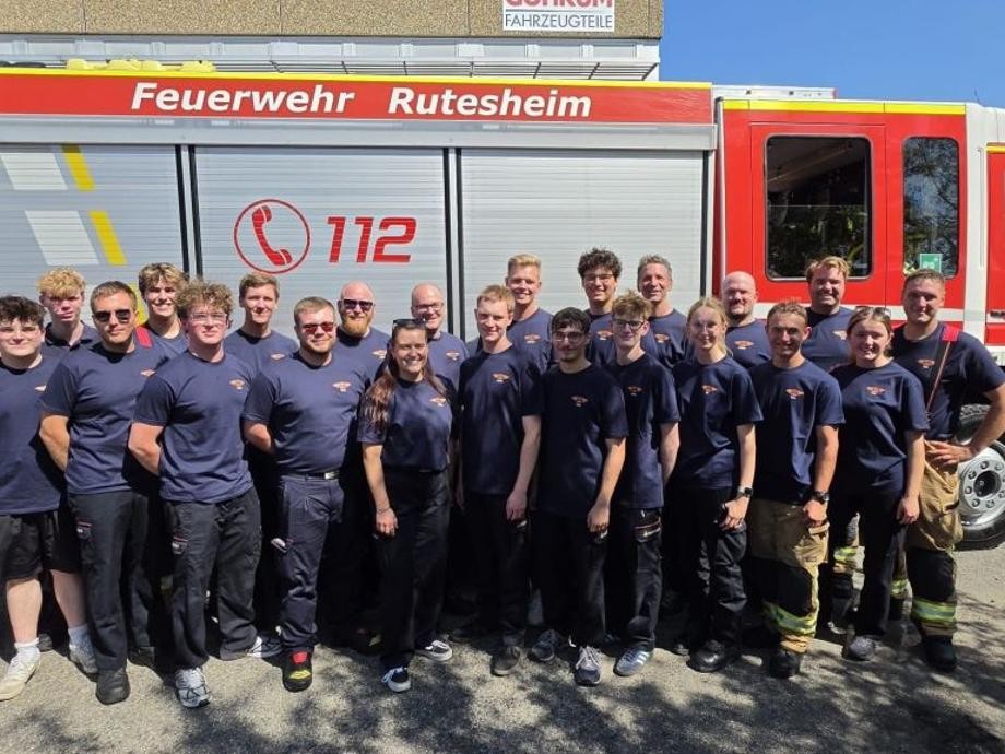 FFW Leistungsabzeichen Bronze Gruppenbild der Teilnehmerinnen und Teilnehmern vor dem Rutesheimer Feuerwehrauto.