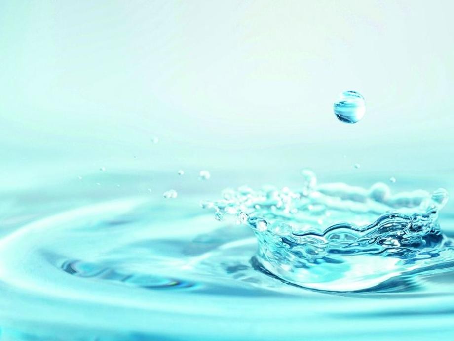Wasser Mehrere Wassertropfen spritzen ins Wasser und ziehen Wasserkreise.