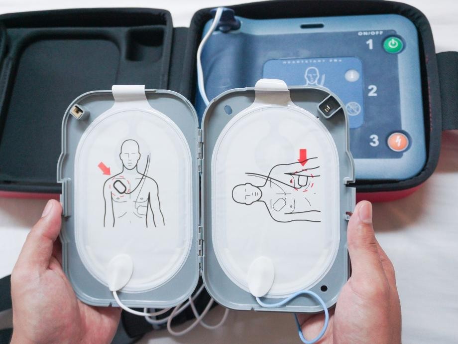 Defibrillator Geöffneter Defibrillator mit Anzeigen auf dem Display.
