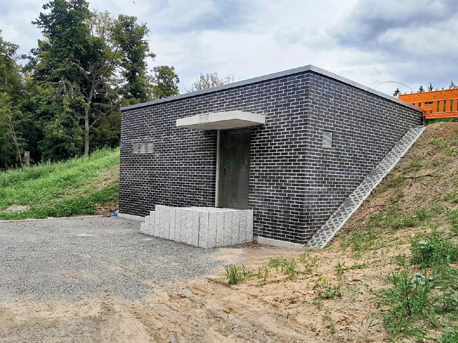Hochbehälter Mittelwäldle Quadratischer Klinkerbau schräg in die Erde gebaut Hochbehälter Mittelwäldle.