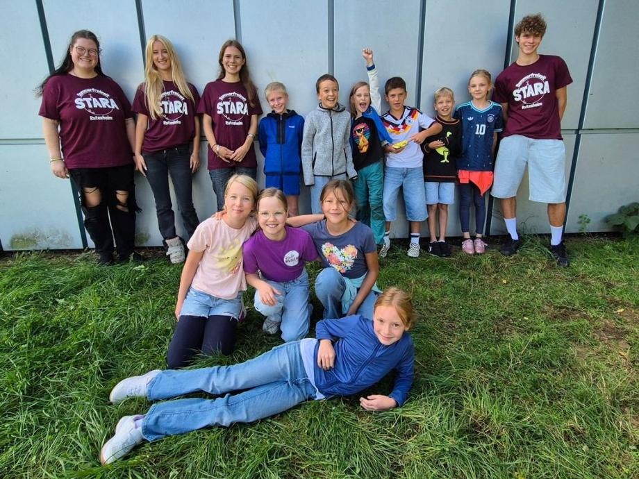 STARA 2026 Gruppenbild einiger Kinder mit ihren jugendlichen Betreuern bei der STARA.