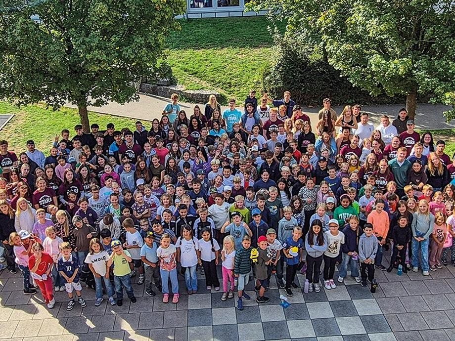 Stara 2026 Gruppenbild auf dem Schulhof mit vielen Kindern sowie Betreuerinnen und Betreuer der Stara.