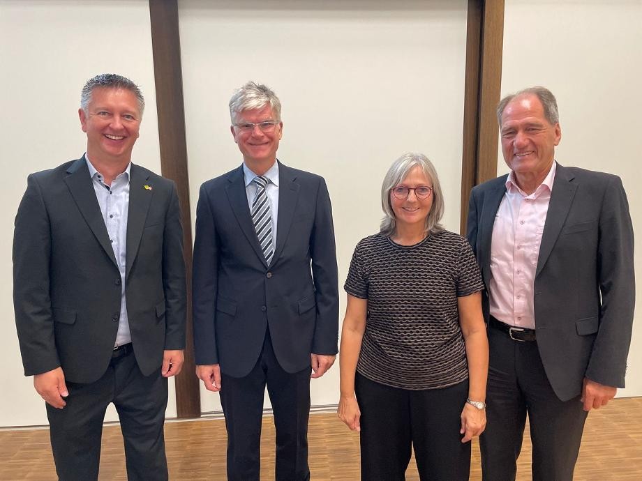 Unternehmensfrühstück 2026 Gruppenbild Bürgermeister Tobias Pokrop, Martin Eisenmann (IHK Region Stuttgart), Wirtschafsföderin Erika Haak und Erster Beigeordneter Martin Killinger.