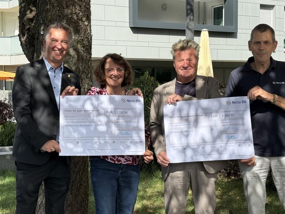 Spendenübergabe Netze BW Gruppenbild an einem Baum vor dem Rathaus Bürgermeister Tobias Pokrop, Angela Pelz (Vorsitzende Musikschule Rutesheim - 1. HHS e.V.), Hardy Essig (Vorsitzender SV Perouse e.V.), Harald Müller (Kommunalberater Netze BW).