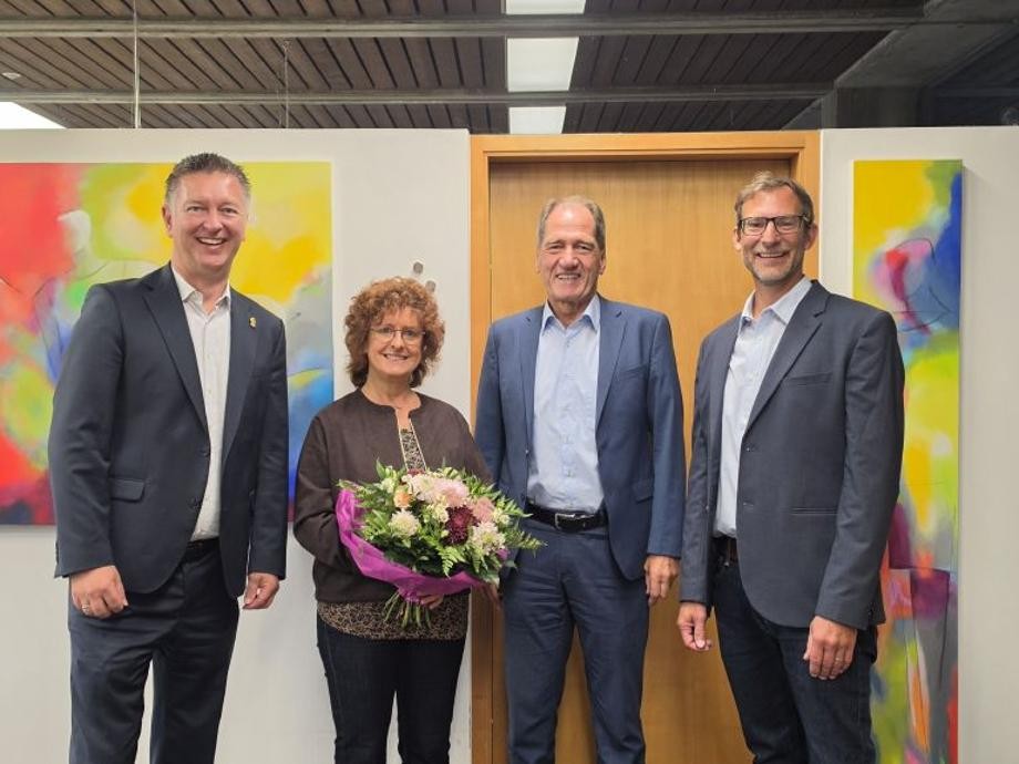 Jubiläum Susanne Burger Gruppenbild im Büro Bürgermeister Pokrop, Susanne Burger, Erster Beigeordneter Martin Killinger, Personalratsvorsitzender Stephan Wensauer.