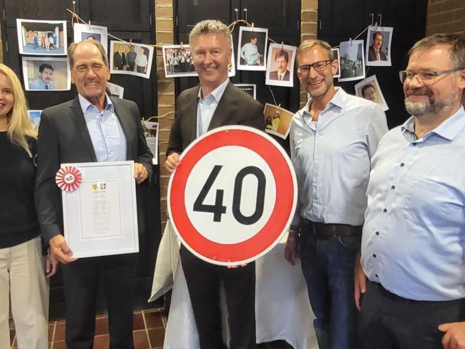 40-jähriges Dienstjubiläum Martin Killinger Gruppenbild mit Urkunde und 40-er Schild Foto: Stadtbaumeisterin Larissa Grau, Erster Beigeordneter Martin Killinger, Bürgermeister Tobias Pokrop, Personalratsvorsitzender Stephan Wensauer und Stadtkämmerer Rainer Fahrner.