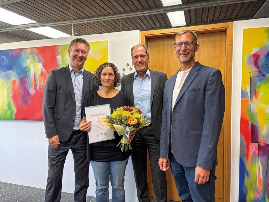 Jubiläum Isabel Herter Gruppenbild im Rathaus mit Blumen und Urkunde Bürgermeister Tobias Pokrop, Isabel Herter, Erster Beigeordneter Martin Killinger, Personalratsvorsitzender Stephan Wensauer.
