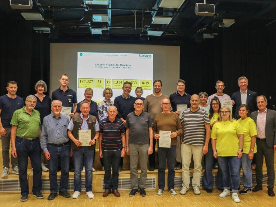 Abschlussveranstaltung STADTRADELN 2026 Gruppenbild auf der Bühne einiger Teilnehmerinnen und Teilnehmer des Stadtradelns 2026 mit Urkunde.