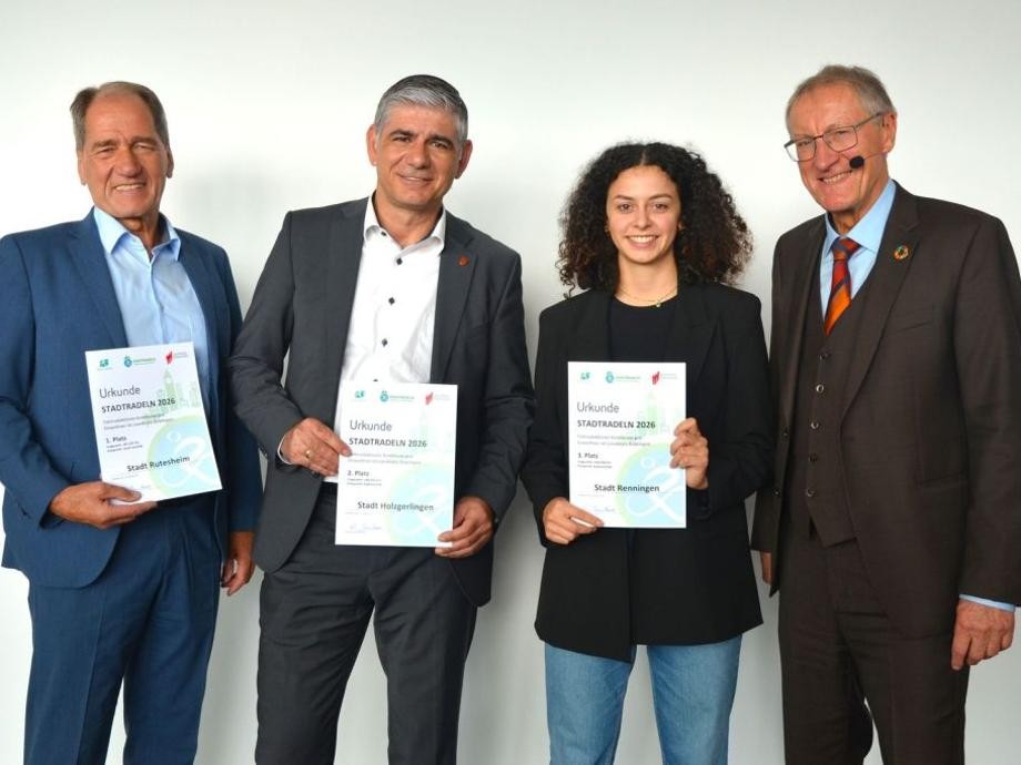 Ehrung STADTRADELN 2026 Landkreis Böblingen Landrat Roland Bernhard übergibt an drei Personen eine Urkunde.