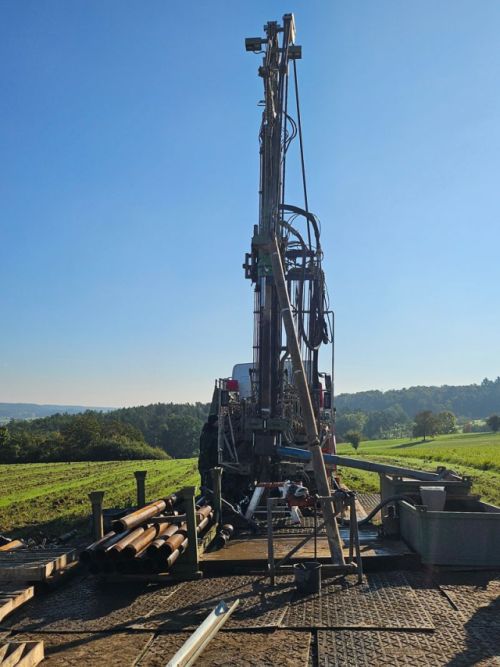 Bohrkran bei der Probebohrung auf einem Feld.