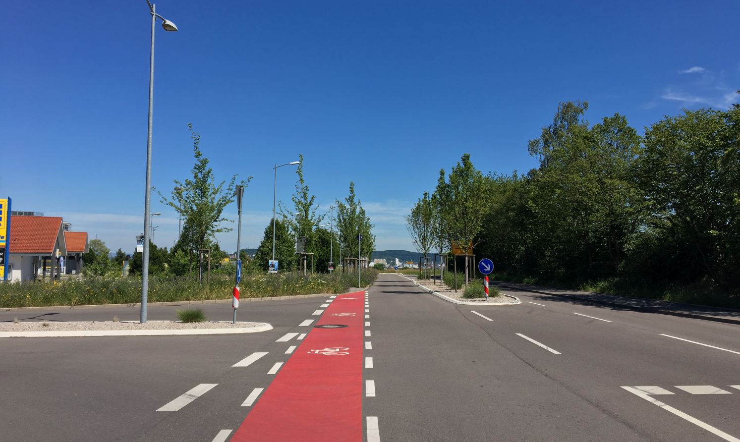 Blick entlang der Leonberger Straße mit rot-weiß markiertem Radfahrschutzstreifen auf dem Boden.