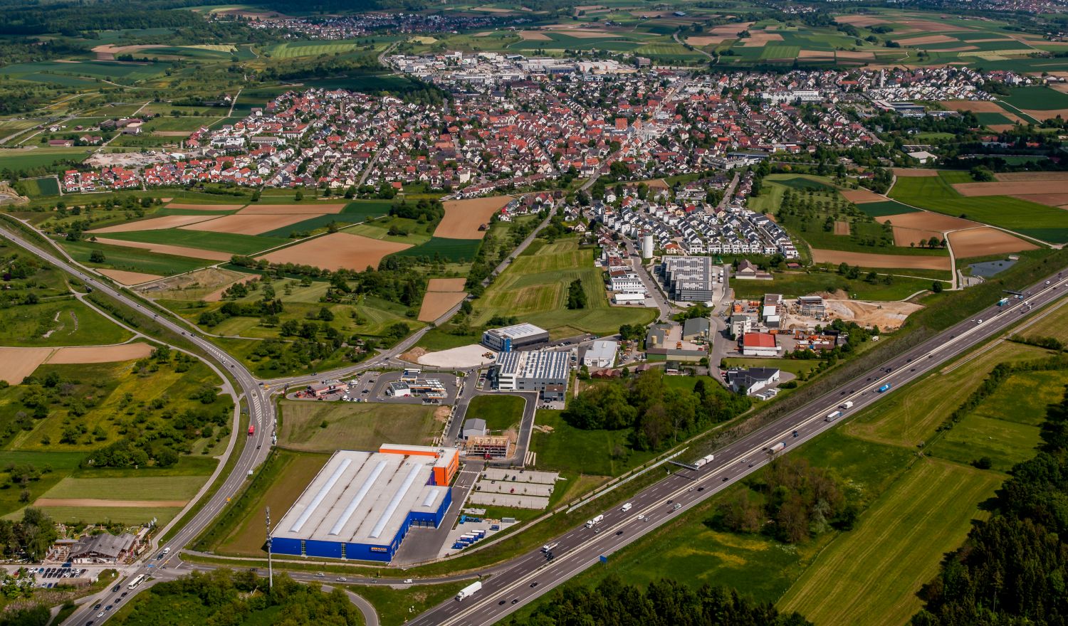 Luftbild Gewerbegebiet am Autobahnanschluss