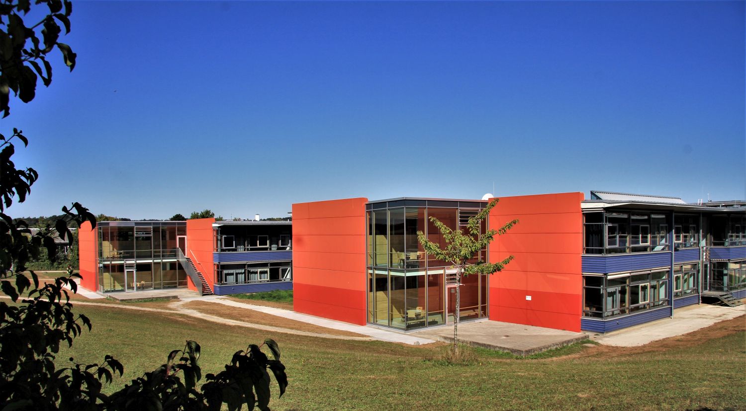 Ansicht auf mehrere Gebäudetrakte des Gymnasiums Rutesheim