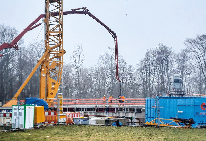Blick auf die Baustelle mit gelbem Kran und Bauarbeitern am Hochbehälter Mittelwäldle.