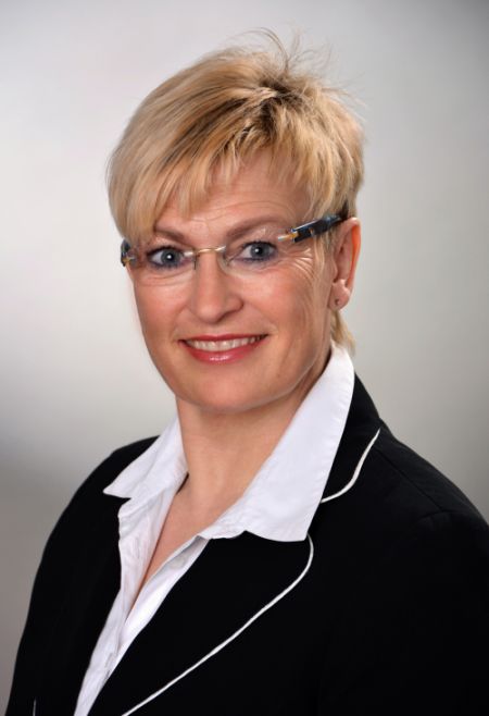 Zu sehen ist Bürgermeisterin Susanne Widmaier mit weißer Bluse und einem dunklen Blazer.                   