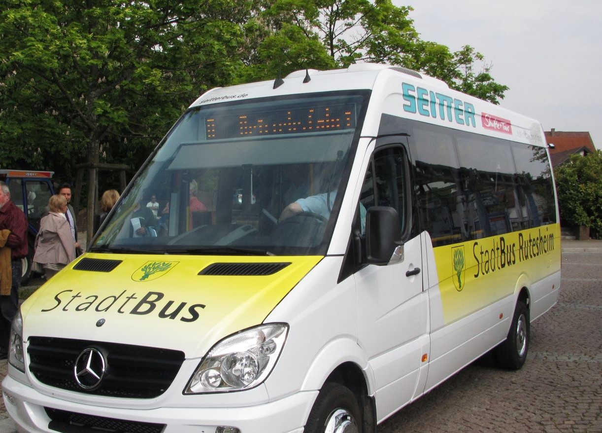 Zu sehen ist der gelb-weiße Stadbus 
