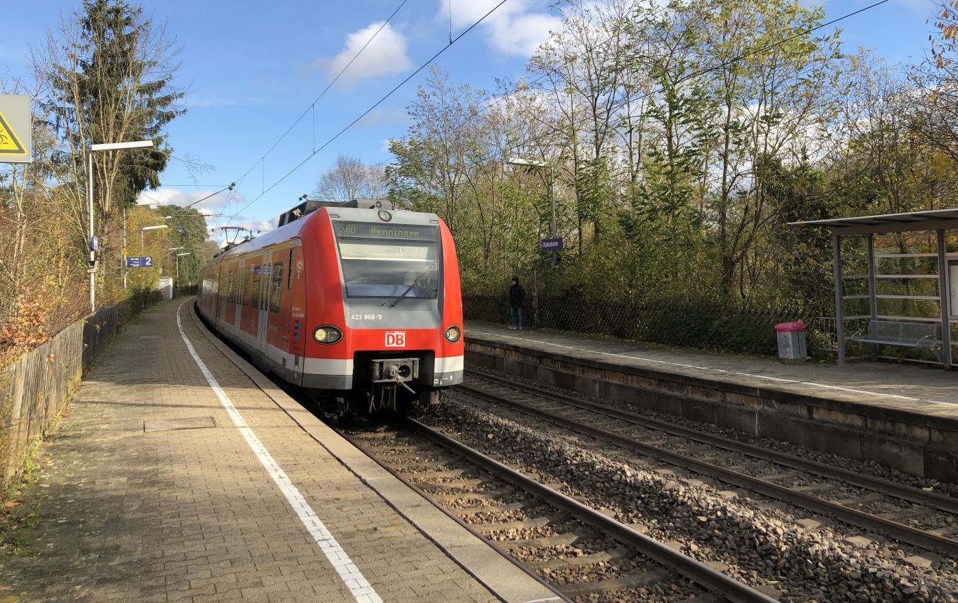 Einfahrende rote S-Bahn beim S-Bahnhof Rutesheim.
