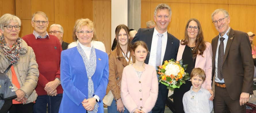 Gruppenbild mehrerer Personen im Großen Sitzungssaal des Neuen Rathauses.