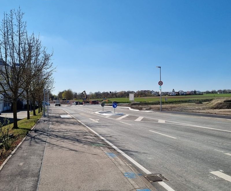 Blick auf die Straße und die Grünflächen des Gewerbegebiets "Gebersheimer Weg"
