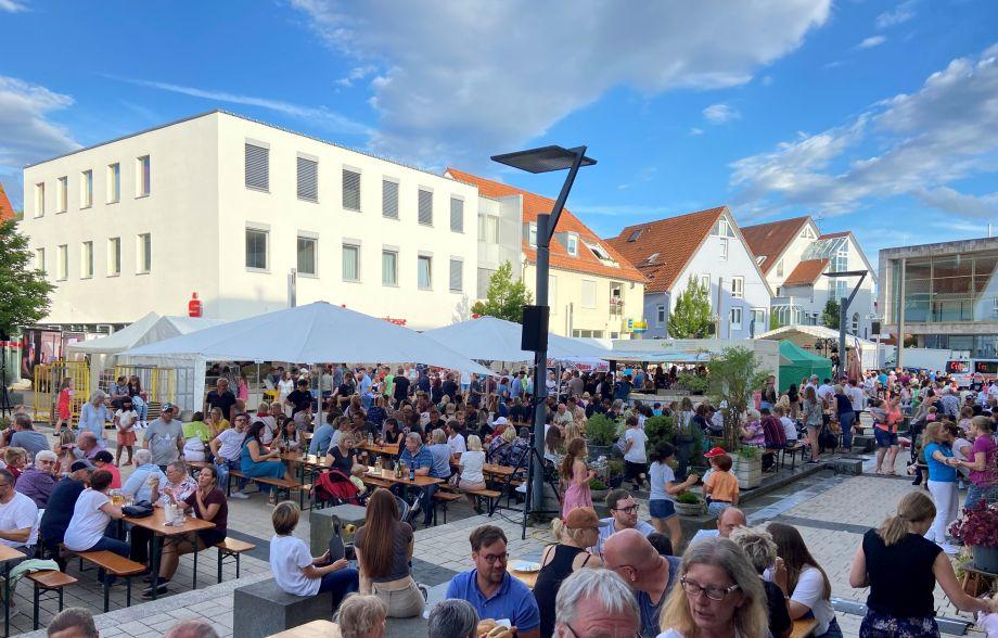 Hier ist das Rutesheimer Fleckenfest mit seinen vielen Gästen von oben zu sehen.