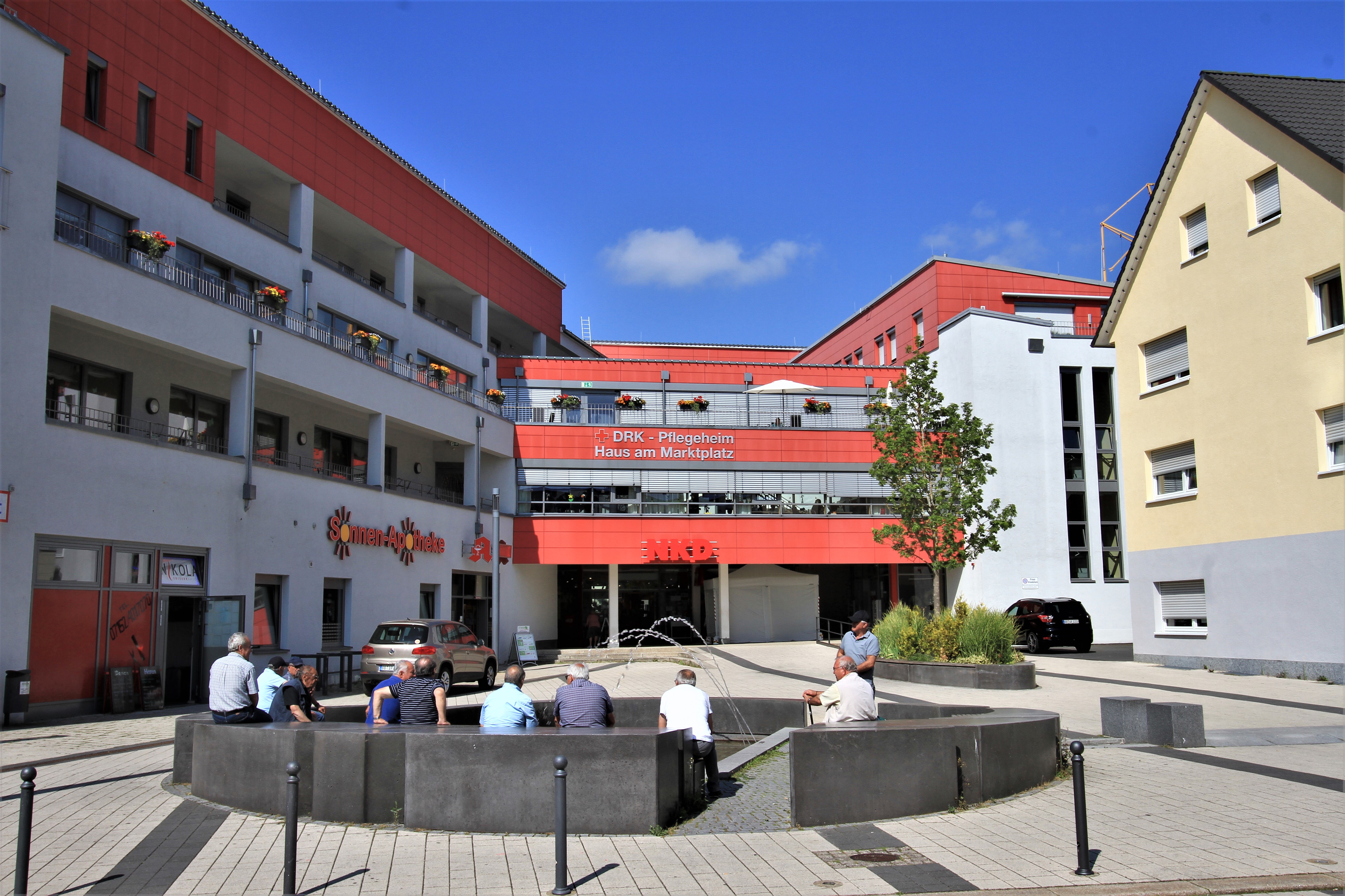 Blick auf das rot-weiße Gebäude des Pflegeheims Haus am Marktplatz