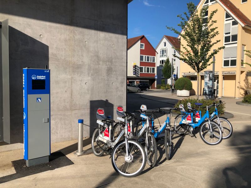 RegioRad-Station mit mehreren RegioRädern beim Busbahnhof Rutesheim.