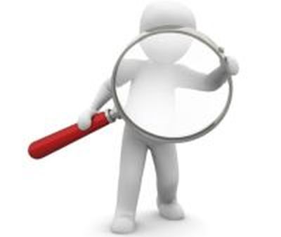 Weißes Männchen mit Lupe in der Hand.