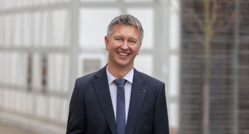 Portrait Bürgermeister Tobias Pokrop vor der Zehntscheuer in Perouse.