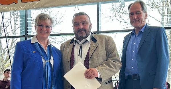 Gruppenfoto auf der Bühne Bürgermeisterin Susanne Widmaier, Ulrich Binder, Erster Beigeordneter Martin Killinger.