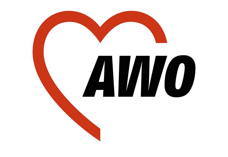 Logo der Arbeiterwohlfahrt halbes rotes Herz mit Großbuchstaben in der Mitte AWO.