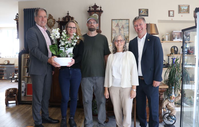 Gruppenbild im Schatzkistle Erster Beigeordneter Martin Killinger, Jennifer Döring, Sébastian Beauland, Wirtschaftsförderin Erika Haak, Bürgermeister Tobias Pokrop.                           