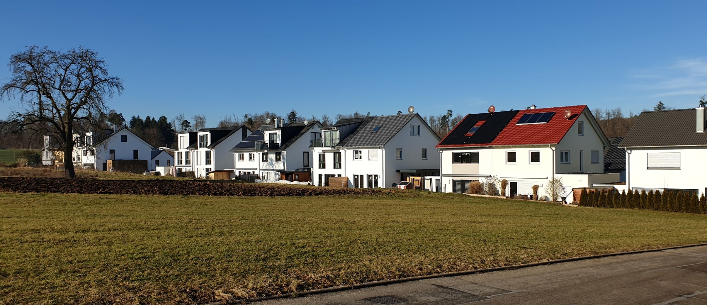 Blick auf neu gebaute Häuser im Baugebiet Vallon II, Perouse.