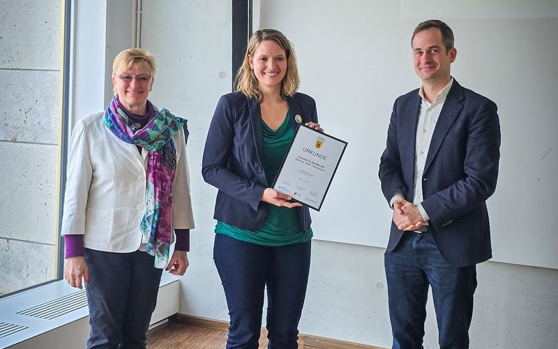 Gruppenbild bei der Urkundenübergabe im Bürgersaal Foto: Bürgermeisterin Susanne Widmaier, Manuela Auer, Dr. Sasche Meßmer von der Wirtschaftsförderung im Landratsamt Böblingen.